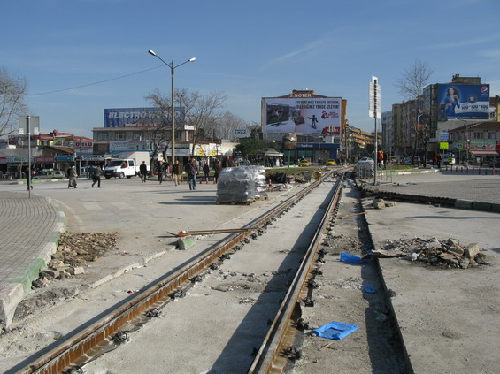 Na námìstí poblíž stanice rychloráhy Osmangazi se pomalu rýsuje nová tramvajová tra�, která bude procházet samotným centrem mìsta po 7 km dlouhém jednosmìrném okruhu. V depu rychlodráhy již byla k vidìní i první tramvaj pro tuto tra�.