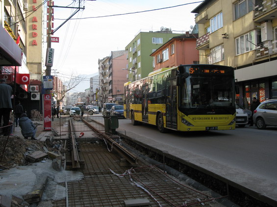 I tudy povede okružní tramvajová linka. Kvùli stavbì je chùze ulicí nepøíliš komfortní. Chodci, auta i autobusy si však musí umìt poradit.