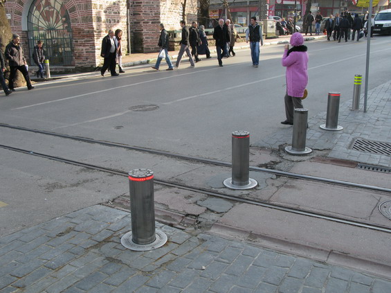 Úzkorozchodná tramvajová tra� vede vìtšinu své trasy historickým centrem po pìší zónì - takto je zamezen vjezd automobilùm.