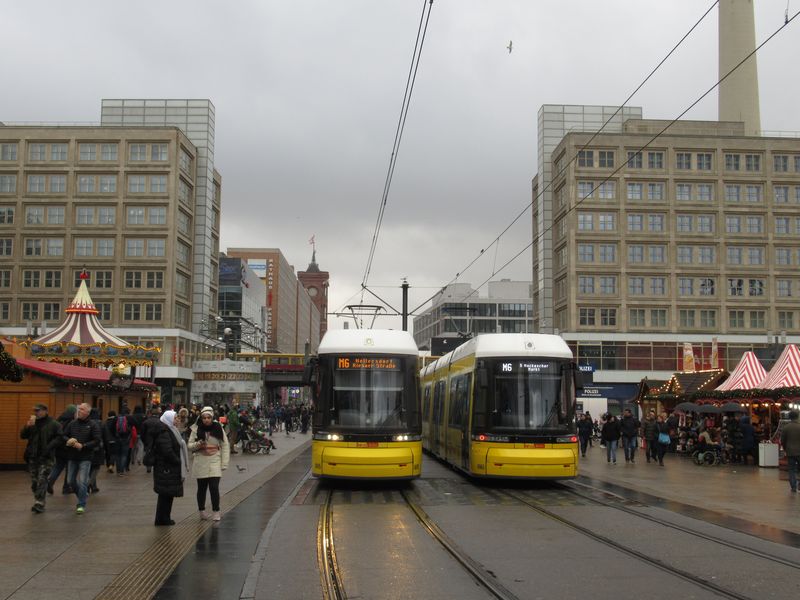 Setkání starší a novìjší sedmièlánkové tramvaje Flexity na Alexanderplatz na metrolince M6 smìøující odtud dál na východ. Tato obousmìrná tramvaj je nejpoèetnìjším typem nových tramvají Flexity. Kromì nìj tu jezdí ještì 40 jednosmìrných sedmièlánkových a 36 obousmìrných pìtièlánkových Bombardierù.