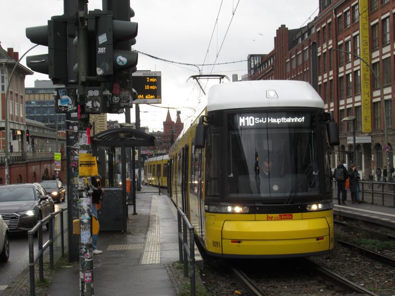 Jedno z mála míst, kde tramvaje zasahují do bývalého západního Berlína. Metrotramvaj M10 pak pokraèuje do útrob bývalé východní zóny, kde se nachází 99 % tramvajových kolejí. Poslední tramvajovou novostavbou byl krátký úsek kolem Hlavního nádraží do zastávky Lüneburger Strasse v roce 2014, která leží na opaèném konci této linky.