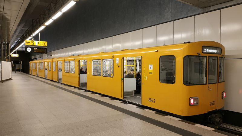 Nejkratší linka berlínského metra U55 má stále pouze 3 stanice a vede od Hlavního nádraží smìrem k prodlužované lince U5, se kterou se mìla už dávno propojit. Aktuálnì to vypadá na termín nìkdy po roce 2020, kdy se obì linky propojí a U5 dojede až k Hlavnímu nádraží. Zatím zde slouží tyto dvouvozové staré soupravy, nedávno byly dokonce zprovoznìny tøi již historické soupravy typu D (Dora) pro zajištìní dostateèného poètu vozidel na širokých linkách.