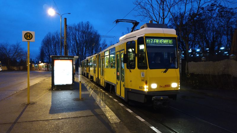Posledních témìø 40 tramvají KT4D spøahovaných do dvojic dosluhuje na lince tangenciální metrolince M17, která vede od nádraží S-Bahnu Schöneweide na sever do Falkenbergu. Po dodání zbytku sedmièlánkových Flexity v roce 2020 skonèí ètyøicetiletá éra tìchto vozù v Berlínì.