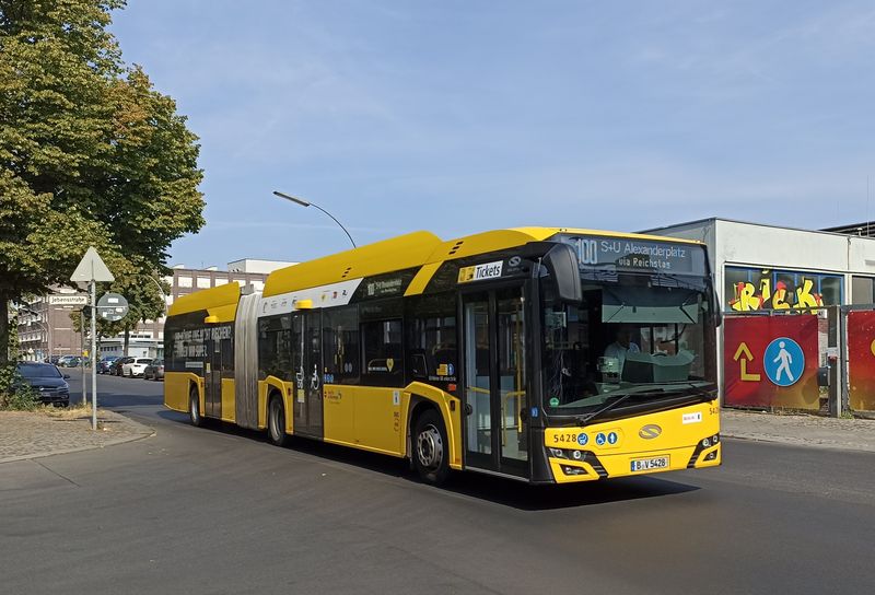 Dalším typem elektrobusù se v roce 2020 staly kloubové Solarisy, kterých bylo dodáno 17. Potkáte je na páteøních linkách 100 a 200, které spojují turisticky atraktivní místa v centru Berlína.
