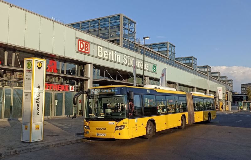 Další Scania na metrolince M46 pøed nádraží Südkreuz, kde se køižují linky S-Bahnu a zastavují zde také dálkové vlaky i dálkové autobusy. Tìchto kloubových Scanií bylo v letech 2014-8 dodáno celkem 360. Na nì pak navázalo 580 kloubových Citar od Mercedesu.