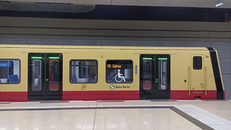 Nový berlínský S-Bahn na nové koneèné pod novým berlínským letištìm, kam byly prodlouženy linky S9 a S45 v øíjnu 2020. Berlín si objednal 21 dvouvozových a 85 ètyøvozových jednotek, vìtšinu z nich už má nyní k dispozici. Dosavadní koneèná u pùvodního letištì byla pøejmenována na Terminál 5.