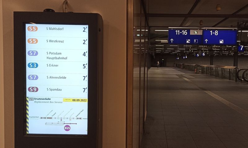Berlínský S-Bahn se chová jako metro. Základní linky mají desetiminutový interval a dostanete se s nimi rychle nejen do okolí Berlína, ale i v rámci tohoto rozlehlého mìsta. Mnoho linek vede pøímo pod centrem mìsta. Napøíklad zde najdete tyto odjezdové obrazovky pøímo v rámci nového hlavního nádraží.