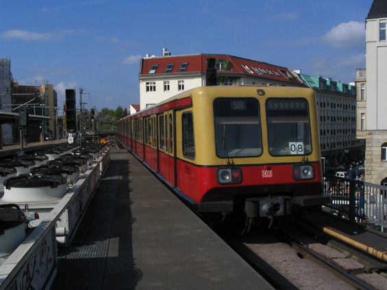Starší souprava S-Bahnu v nových barvách ve stanici Friedrichstrasse.