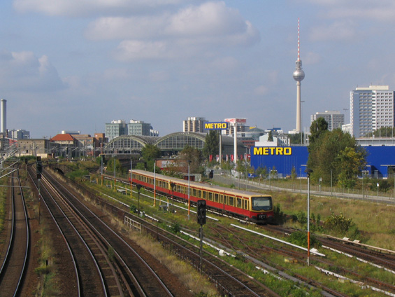 Vlak S-Bahnu opouští stanici Warschauer Strasse.