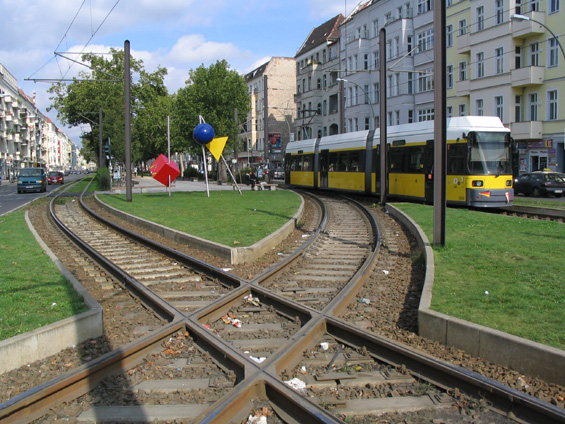 Linka M18 na køižovatce na východní stranì nádraží Warschauer Strasse.