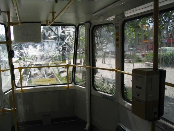 Vandalismus bují zejména v zadních vozech tramvají.