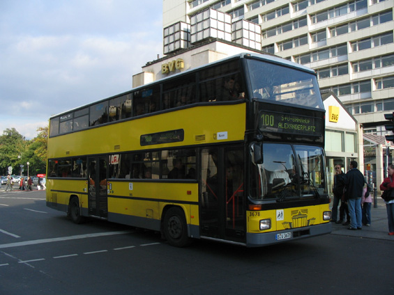 Starší dvoupatrový autobus na Zoologischer Garten.