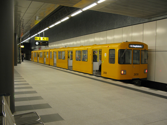 Dvouvozová souprava metra vypadá v obrovské podzemní stanici ponìkud miniaturnì. Nová linka U55 spojuje nové Hlavní nádraží s S-Bahnem a èeká se na její protažení a spojení s linkou U5.