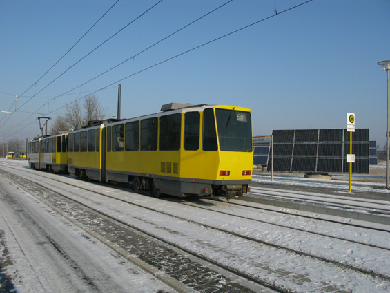 Nová tramvajová tra� se tøemi zastávkami je ukonèena u solárních panelù, dodávajících nové trati do vìdeckého parku jistý futuristický nádech.
