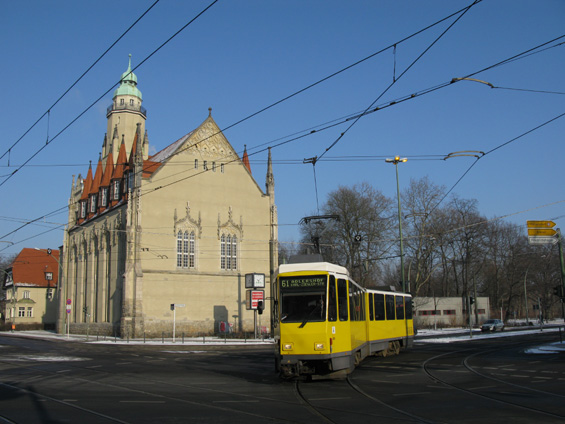 Køižovatka Bahnhofstrasse v Köpenicku je také dùležitou pøestupní zastávkou. Kromì nìkterých nízkopodlažních tramvají na linkách 27 a 62 tu má monopol znaèka ÈKD a ještì dlouho bude - nové tramvaje Flexity jsou pro zdejší sí� zatím pøíliš široké.