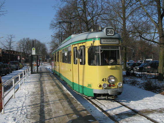 Samostatný tramvajový provoz v podobì linky 88 spojuje linku S3 s mìsteèky Schöneiche a Rüdersdorf. Cestování je nostalgické i pohodlné díky starším Düwagùm a také èeským KT4D s vloženým nízkopodlažním èlánkem. Jediná tra� s metrovým rozchodem široko daleko.