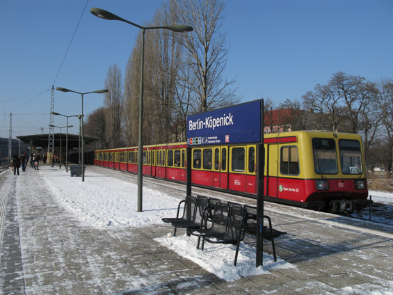 Na nádraží S-Bahnu v Köpenicku je to ze samotného mìsta pomìrnì daleko - jezdí sem však tramvaje 62, 63 a 68. Na obrázku pózuje východonìmecký typ 485, který poprvé vyjel na koleje v roce 1987. Kvùli nespolehlivosti nejnovìjší øady 481 se tyto jednotky místo vyøazení doèkaly modernizace a budou jezdit minimálnì do roku 2017.