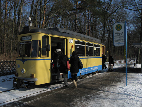 Dobøe udržované tramvajové muzeum najdete o kousek východnìji v mìsteèku Woltersdorf. Podobnì jako linka 88 i linka 87 spojuje zdejší nepøíliš hustou zástavbu obklíèenou lesy s tratí S-Bahnu. Východonìmecké dvounápravové vozy Gotha jsou vzornì zrenovované.
