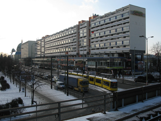 A ještì jeden výstavní panelák, podél nìhož jezdí na Alexanderplatz nejen tramvaje, ale i autobusové linky 100 a 200.