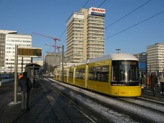 Koneènì nové tramvaje - mnohodílné kulaté Flexity Outlook od Bombardieru už pomalu oživují východoberlínské ulice...
