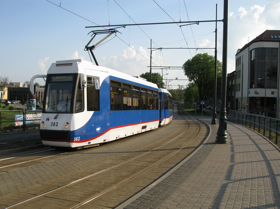 Jediná souprava modernizovaných Konstalù (z roku 2003) na trati vedoucí k hlavnímu nádraží.