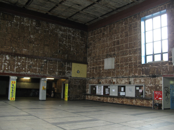 Nevábný, až odpudivý interiér budovy hlavního nádraží v Bytomi. Èlovìk by nevìøil, že zde ještì jezdí vlaky.