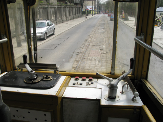 Pohled z kabiny øidièe na zchátralou tra� linky 38. Jízda dvounápravovou tramvají po takové trati není pøíliš komfortní.
