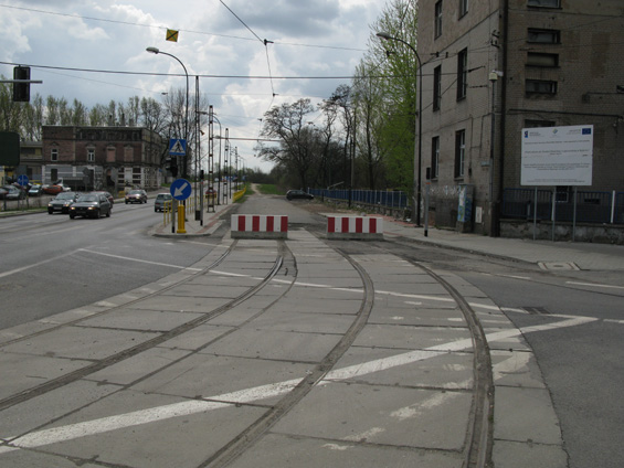 Hned za podjezdem železnièní trati u hlavního nádraží v Bytomi se odpojuje tra� smìrem do Swietochlowic. Tra� byla pro neutìšený technický stav v roce 2009 uzavøena a nyní jezdí místo linky 7 autobus 607. Díky penìzùm EU by však mìla být tato pøevážnì jednokolejná tra� obnovena. Zatím však byla zrekonstruována pouze pøilehlá silnice.