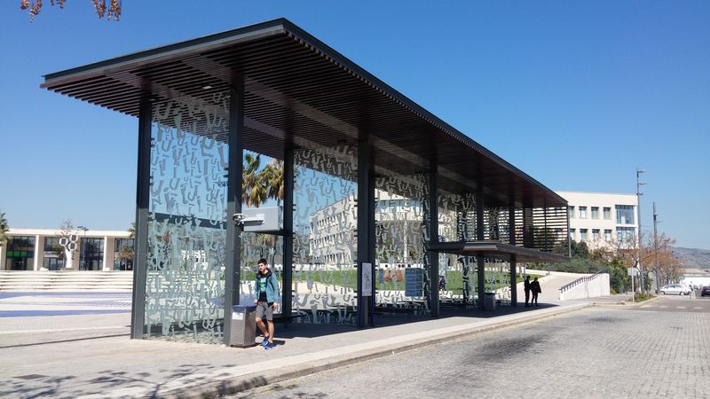 Kapacitní zastøešení nástupní zastávky v univerzitním areálu umístìné hned vedle zastávky trolejbusù slouží pro nìkolik mìstských autobusových linek, které sem také zajíždìjí.