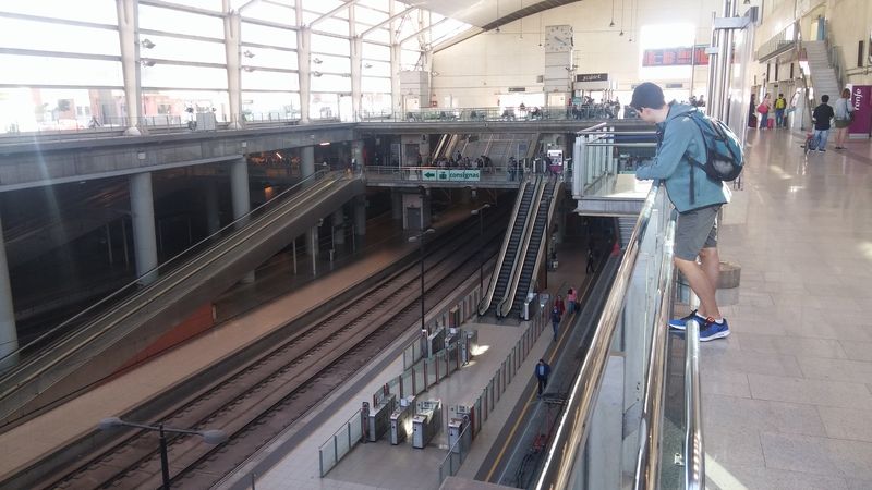 Zapuštìné koleje prùjezdného nádraží v Castellonu na hlavní trati mezi Barcelonou a Valencí. Kromì rychlovlakù Talgo tu jezdí i bìžné regionální vlaky Cercanías, vše provozované národním dopravcem RENFE.