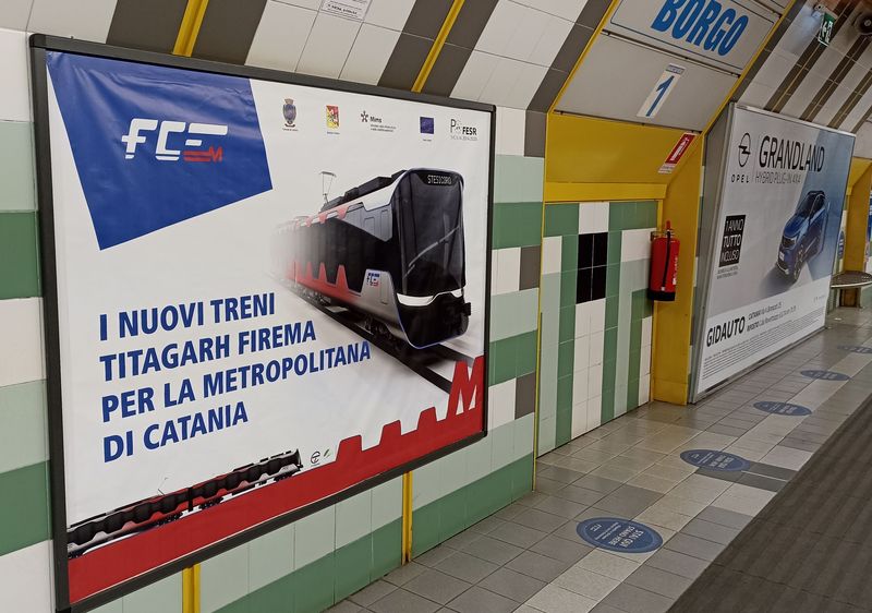 Plakát v pùvodní západní koneèné stanici metra Borgo informuje o nových soupravách metra, které jsou nyní poøizovány zejména pro chystané prodloužení trasy metra na obou koncích a možná i pro zkrácení dnešních dlouhých intervalù.