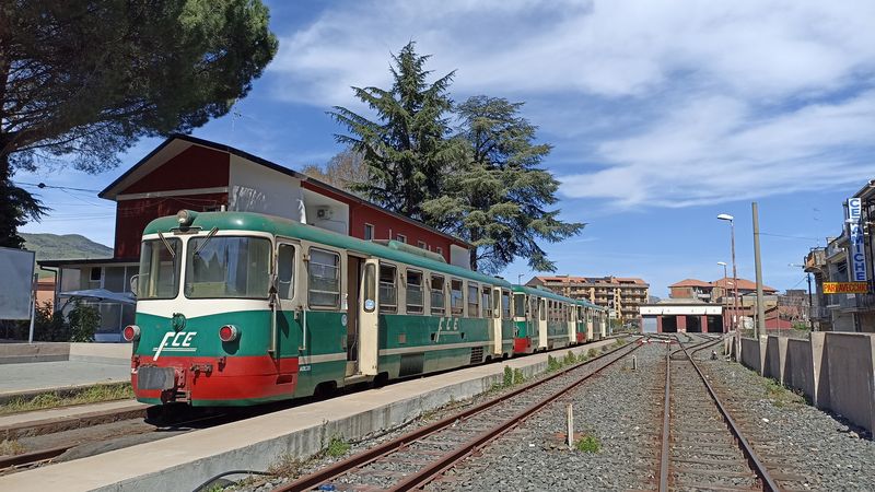 Koneèná stanice dlouhého tøívozového vlaku v mìsteèku Randazzo severnì od Etny. Vlak sem z Catanie dojede za necelé 2 hodiny, bìhem kterých nespustíte oèi z okolních výhledù.