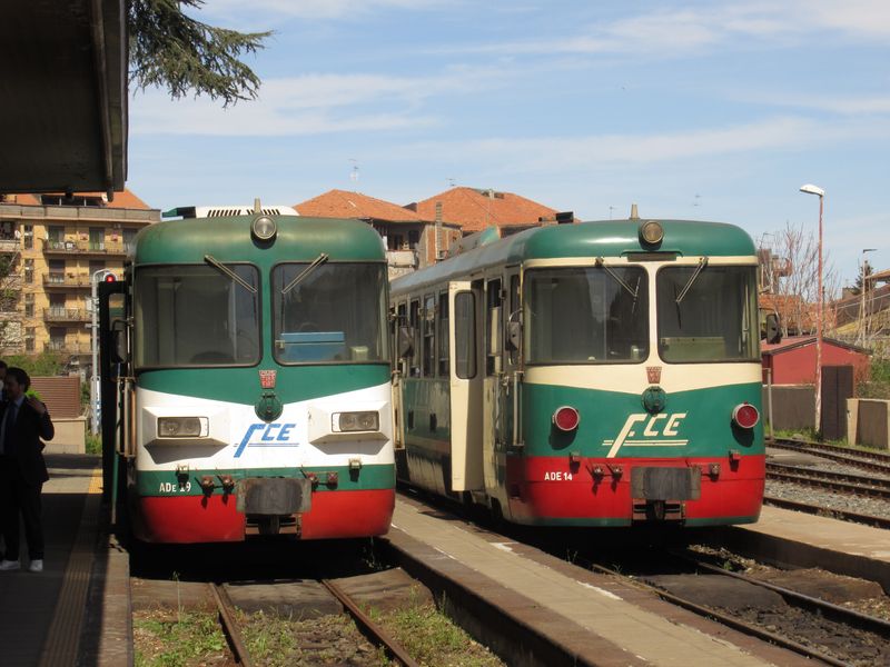 Ve stanici Randazzo se potkávají vlaky úzkokolejky od Catanie a z druhé strany od Paterna, což je mìsteèko u moøského pobøeží kousek severnì od Catanie. Motorový vùz vlevo vznikl modernizací z vedlejšího typu Stanga-TIBB z poèátku 80. let a nese také novìjší typ zeleného nátìru.