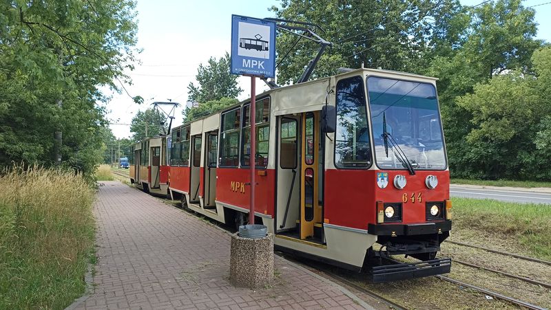 A ještì jedou 45letý Konstal na smyèce Kucelin. Místní Konstaly tu mají prosklenou pouze horní polovinu dveøí a zachované tramvaje tohoto typu pocházejí z let 1979-1990.