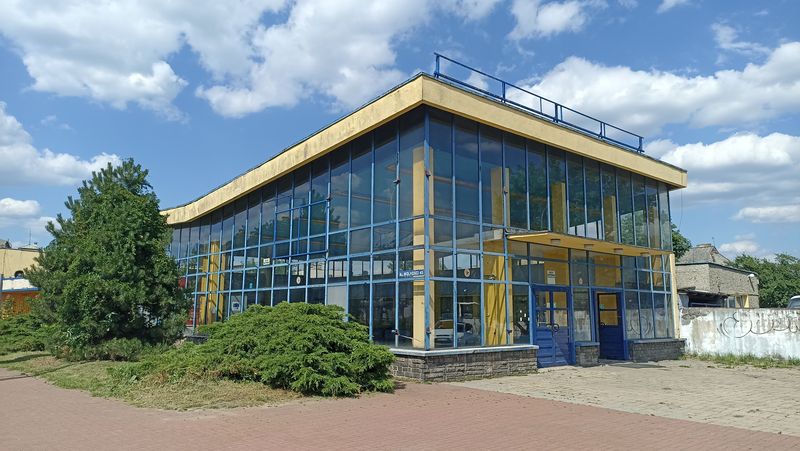Stávající budova autobusového nádraží pro regionální linky jižnì od hlavního vlakového nádraží.