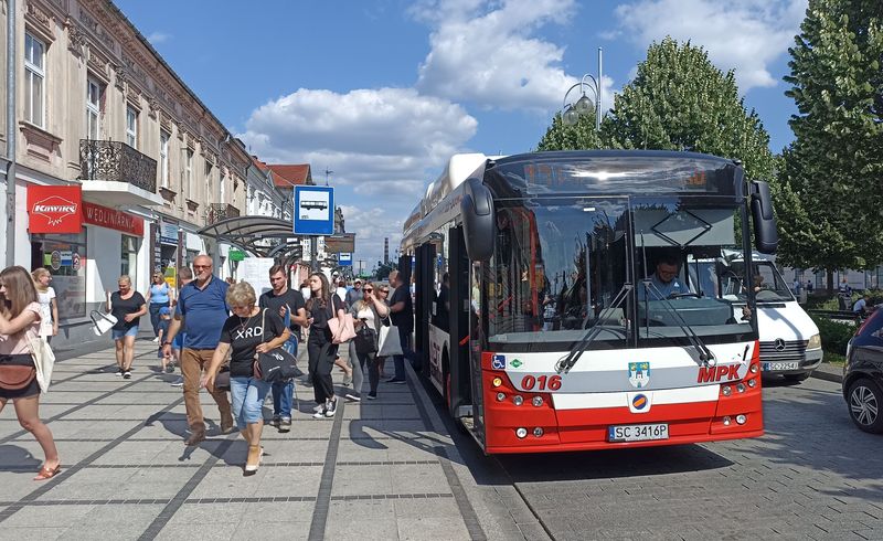 V jedné z nejrušnìjších zastávek mìstských autobusù v centru byl zachycen elektrobus Autosan, kterých tu od roku 2021 jezdí celkem 16. Touto alejí Nejsvìtìjší Panny Marie jezdí celá øada mìstských autobusových linek.