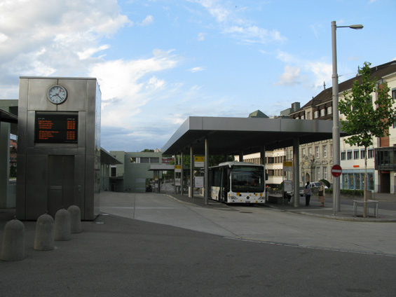 Schaffhausen: Mìsto s asi 30 000 obyvateli na hranici Švýcarska a Nìmecka poblíž proslulých Rýnských vodopádù. Na lince 1 jezdí kloubové trolejbusy v intervalu 10 minut, ostatních 6 mìstských linek zajiš�ují autobusy. Do roku 1966 tu také jezdila tramvaj. V roce 2011 byla trolejbusová flotila obnovena vozidly Hess.