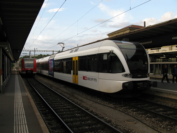 Schaffhausen: Z místního nádraží jezdí jak švýcarské vlaky - zde v podání Flirtù od Stadleru - tak tudy projíždìjí nìmecké vlaky po severním okraji Bodamského jezera do Basileje.