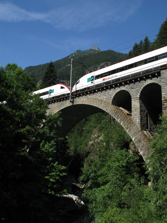 Göschenen: tudy míøí vysokorychlostní švýcarské vlaky od severu do Gotthardského tunelu pod stanicí Andermatt a dále na jih smìrem do Itálie. Znaèné stoupání pøekonává tra� pomocí nìkolika tunelových toèek, kdy se koleje zanoøí do skály a vynoøí jen o kousek dál, ale o destíky metrù výš.