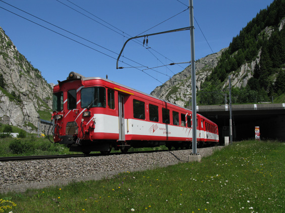 Andermatt: Úzkokolejná ozubnice Matterhorn Gotthard Bahn stoupá ze stanice Göschenen do horské pøestupní stanice Andermatt v kantonu Uri. Dráha dále pokraèuje pod Furkapassem do údolí Rhony a dále nahoru do Zermattu pod legendární Matterhorn.