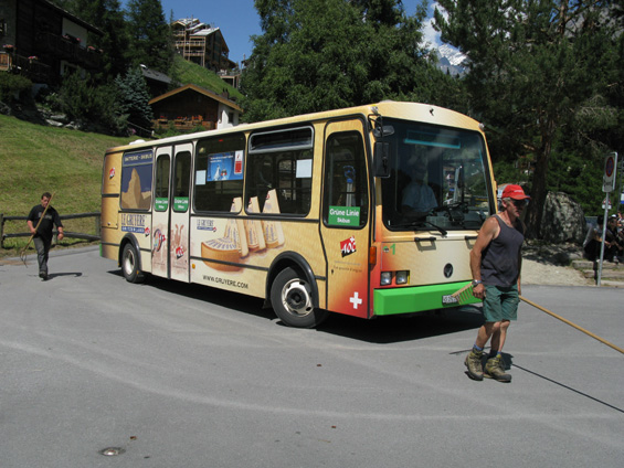 Zermatt: Místní veøejnou dopravu zajiš�ují tyto elektrobusy, které projíždìjí celým mìsteèkem protáhlým kolem øeky Vispa.