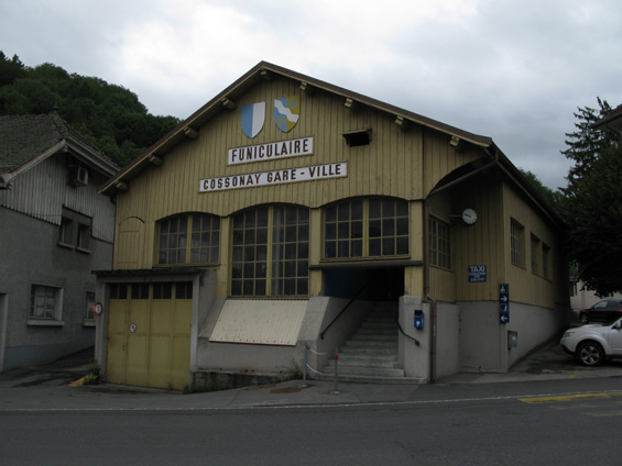 Cossonay: Mìsteèko ležící ponìkud nevhodnì cca 130 výškových metrù nad okolní železnicí Lausanne - Yverdon. Proto vede od vzdáleného nádraží do obce pozemní lanovka.
