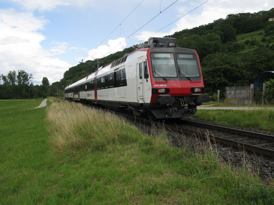 Yvonand: Tyto regionální vlaky jezdí na trati podél východního bøehu Neuchatelského jezera. Na jeho západním bøehu najdete ve mìstì Neuchatel dokonce malý tramvajový provoz.