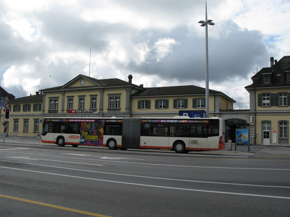 Solothurn: Mìstskou dopravu v Solothurnu zajiš�ují hlavnì kloubové autobusy Mercedes-Benz. K nádraží zajíždí pøes most skrz mìstské centrum také místní úzkokolejka do mìsta Niederbipp.