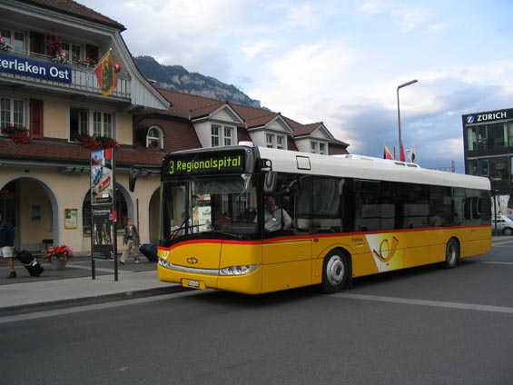 Pìtitisícový Interlaken, jak už název napovídá, leží mezi dvìma jezery (Brienzer See a Thuner See). Mìsto je východiskem na turisty zbožòovanou horu Jungfrau, na kterou vede pozoruhodná ozubnicová dráha s nejvýše položenou železnièní stanicí v Evropì.Z Interlakenu stoupají také dvì lanovky, Harderbahn a Heimwehfluhbahn, obì pozemní. Interlaken má vlastní systém MHD, který provozuje švýcarský regionální dopravce Post Auto a svézt se mùžete i tímto novým Solarisem.