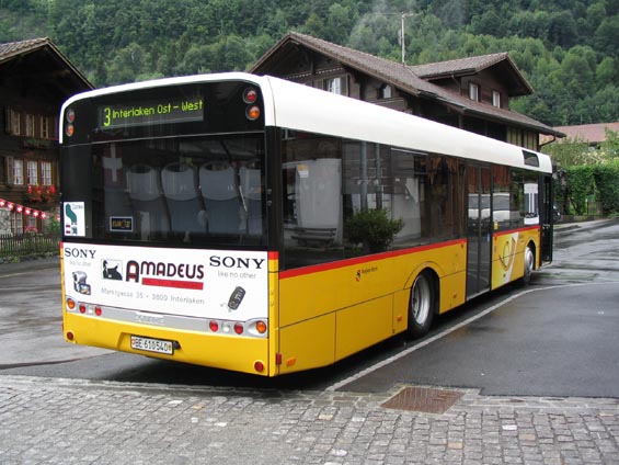 Úplný digitální panel i na zádi autobusu. Linka MHD Interlaken obsluhuje i nedalekou vesnici Iseltwald na bøehu jezera Brienzer See.