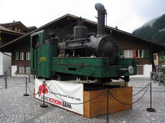 Muzejní kousek parní ozubnicové lokomotivy ze strmé trati BRB (Brienz-Rothorn Bahn).Dnes již samozøejmì místo páry pohání moderní vlaky elektøina. Muzejní kousek se nachází ve vísce Iseltwald poblíž Interlakenu.