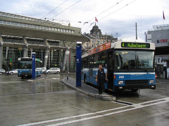 Centrální pøestupní zastávkou MHD je hlavní nádraží v centru Luzernu. Zde se sjíždìjí všechny linky S-Bahnu, trolejbusù, autobusù i noèní dopravy.Mìstskou dopravu provozuje spoleènost VBL, která má k dispozici 74 trolejbusù a 92 autobusù (stav k prosinci 2006) pro 6 trolejbusových a 19 autobusových linek.Špièkový interval na nejvytíženìjších linkách je 5 minut, ostatní linky jezdí vìtšinou v intervalu 7,5 až 10 minut. Noèní doprava funguje pod názvem Nachtstern (noèní hvìzda) a všech 12 linek (N1 - N12) se setkává také u hlavního nádraží, a to jednou až ètyøikrát za noc.