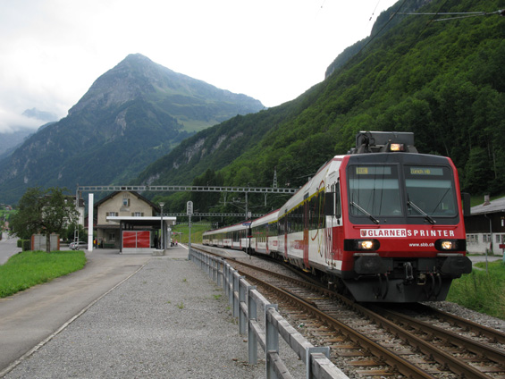 Glarnské Alpy jsou významným pohoøím støedního Švýcarska. Koncovou stanici Linthal spojuje s Zürichem tento vlak zvaný Glarner Sprinter.