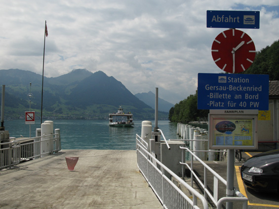 Pøívoz mezi mìsteèky Gersau a Beckenried zkracuje cestu mezi bøehy rozlehlé soustavy jezer u Luzernu. Pøes tento pøívoz vede i jedna z národních cyklotras.